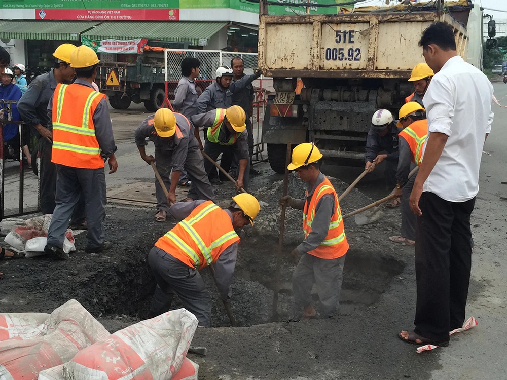 Lực lượng chức năng nhanh chóng có mặt tiến hành khắc phục sự cố hố "tử thần".